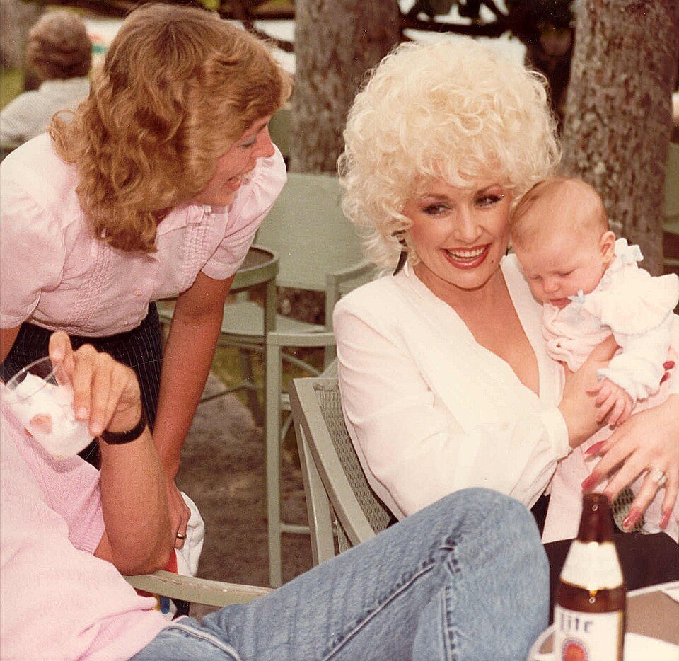Dolly Parton in 1983 at the Kahala Hilton Hotel in Honolulu.